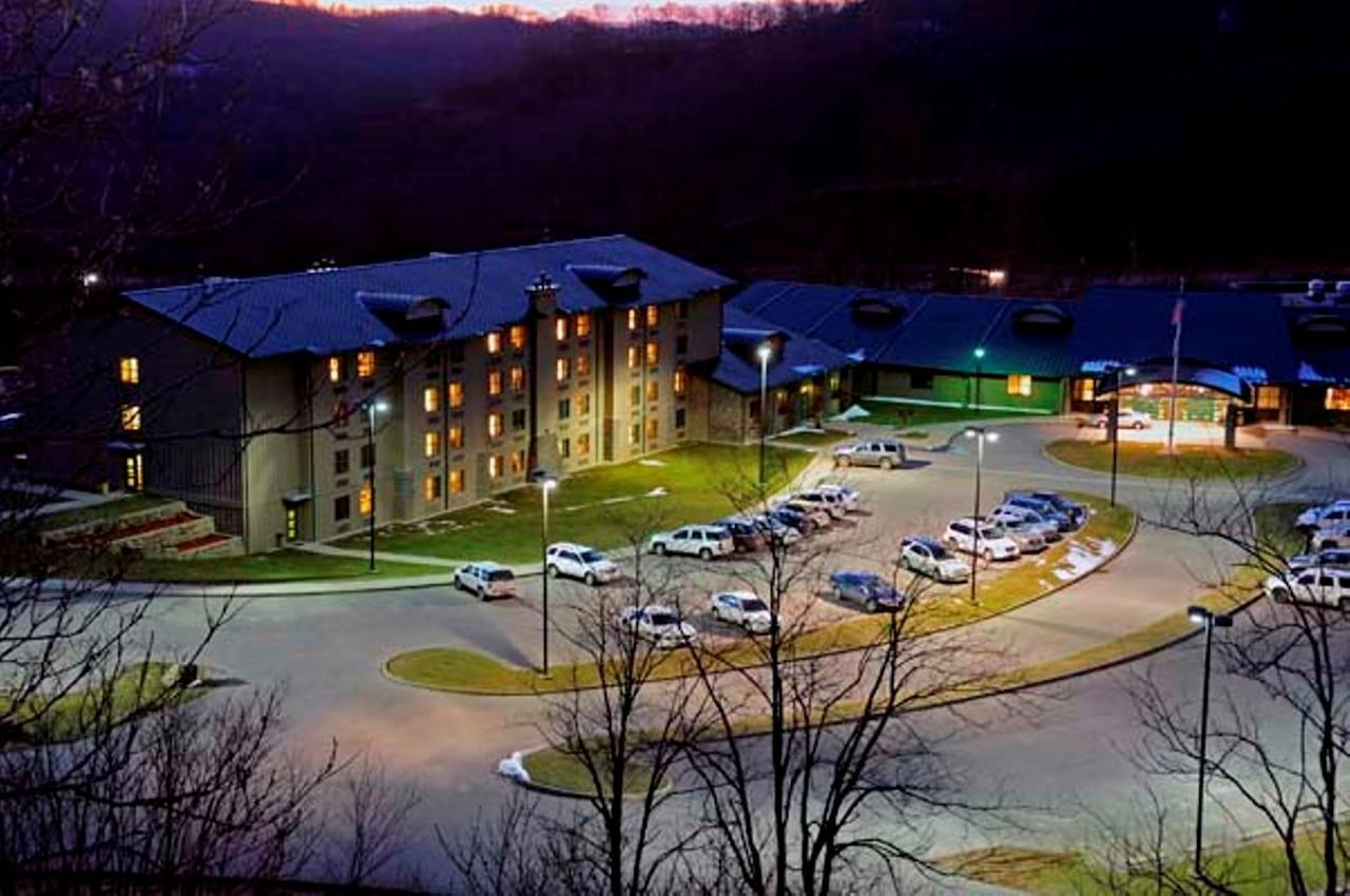 Chief Logan Lodge Hotel & Conference Exteriör bild